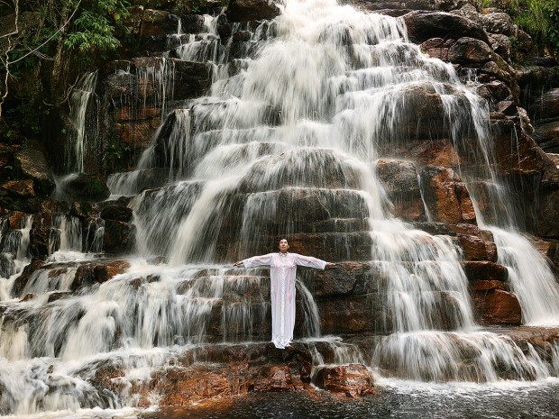 A artista sérvia em cachoeira de Alto Paraíso, em Goiás