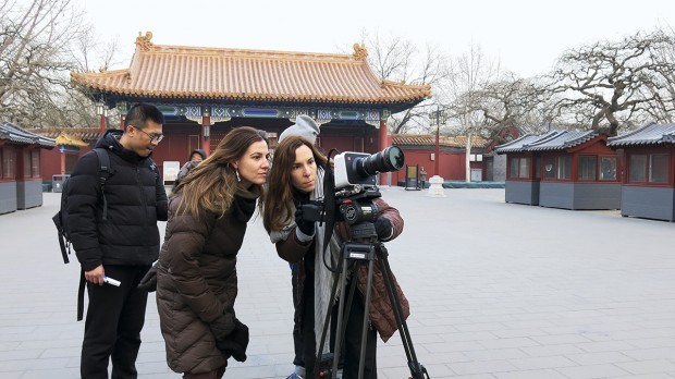 Estela e equipe nas gravações de Be, na China