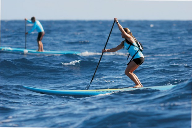 O Stand Up mistura surf com canoagem: sobre uma prancha de 3,5 metros, a atleta rema por um canal de 59 quilômetros